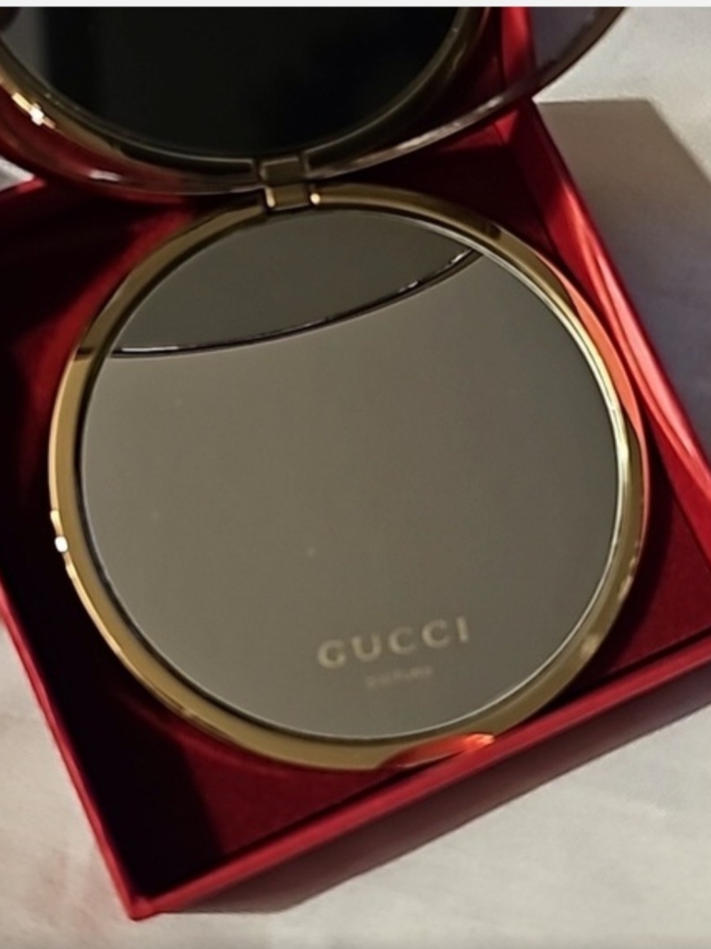 Gucci Gold Compact in Red Gift Box - Picture 2 of 4
